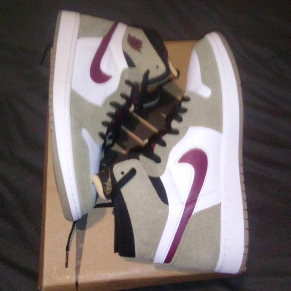 Men's Retro 1 Jordan Tan/White/Burgundy Size 10 - Picture 10 of 11